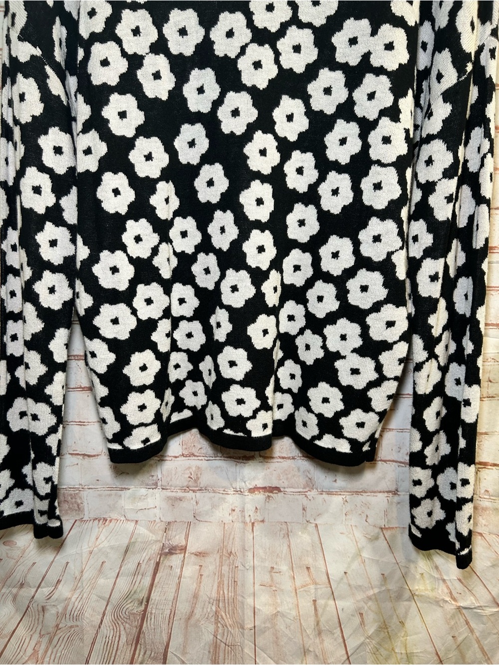 THML Black White Floral Daisy Print Crewneck Sweater Whimsical Mod Preppy Medium - Picture 8 of 9